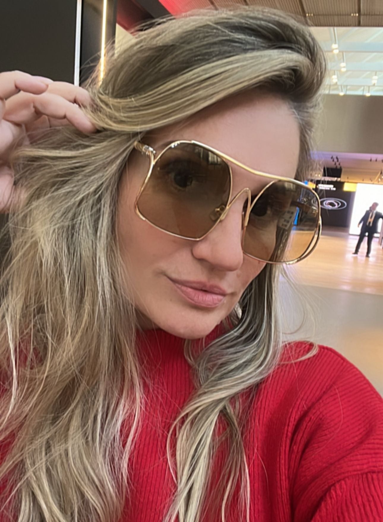 Miu miu - 0MU A55S
Gold Oversize Sunglasses